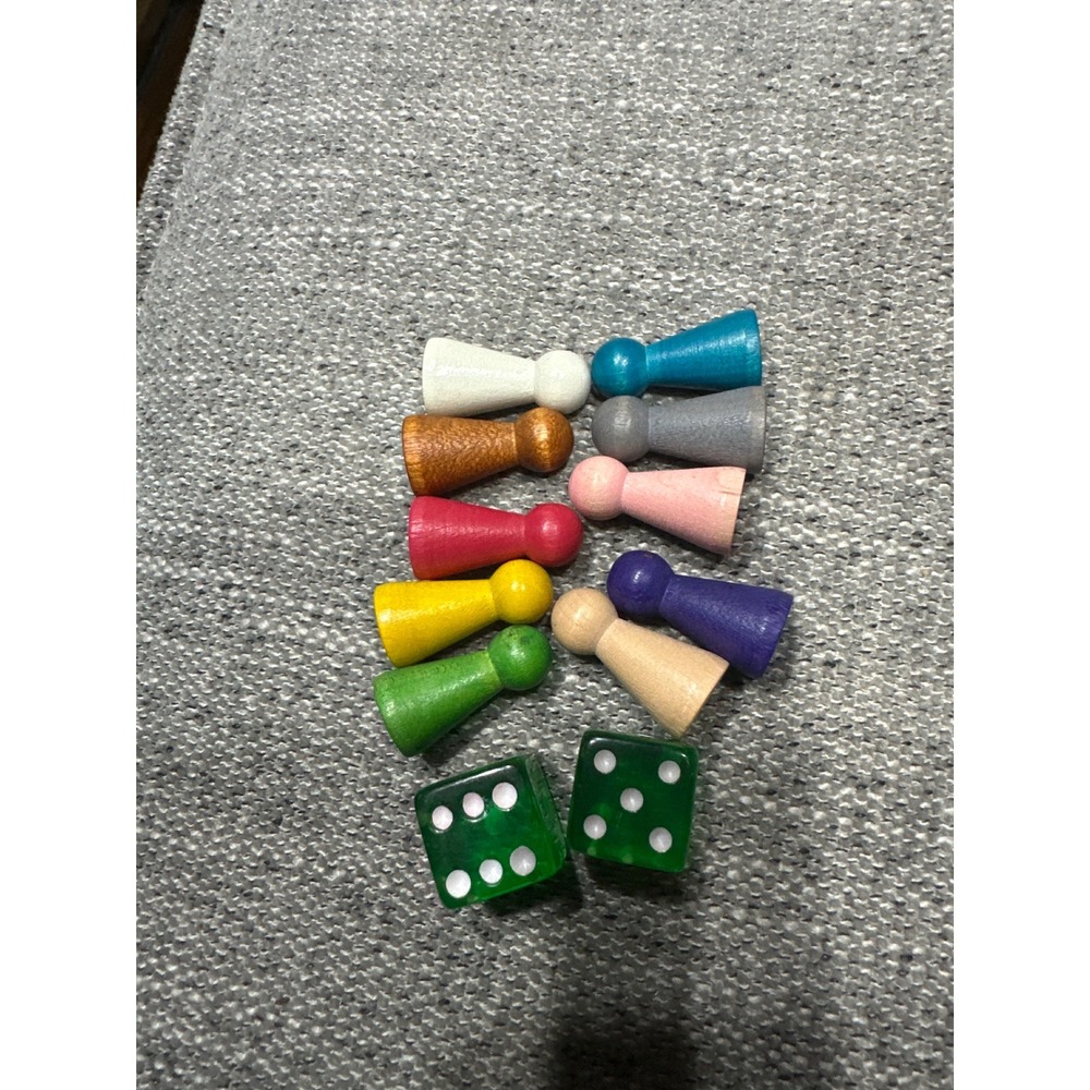 Clue master detective pawns‎ and dice